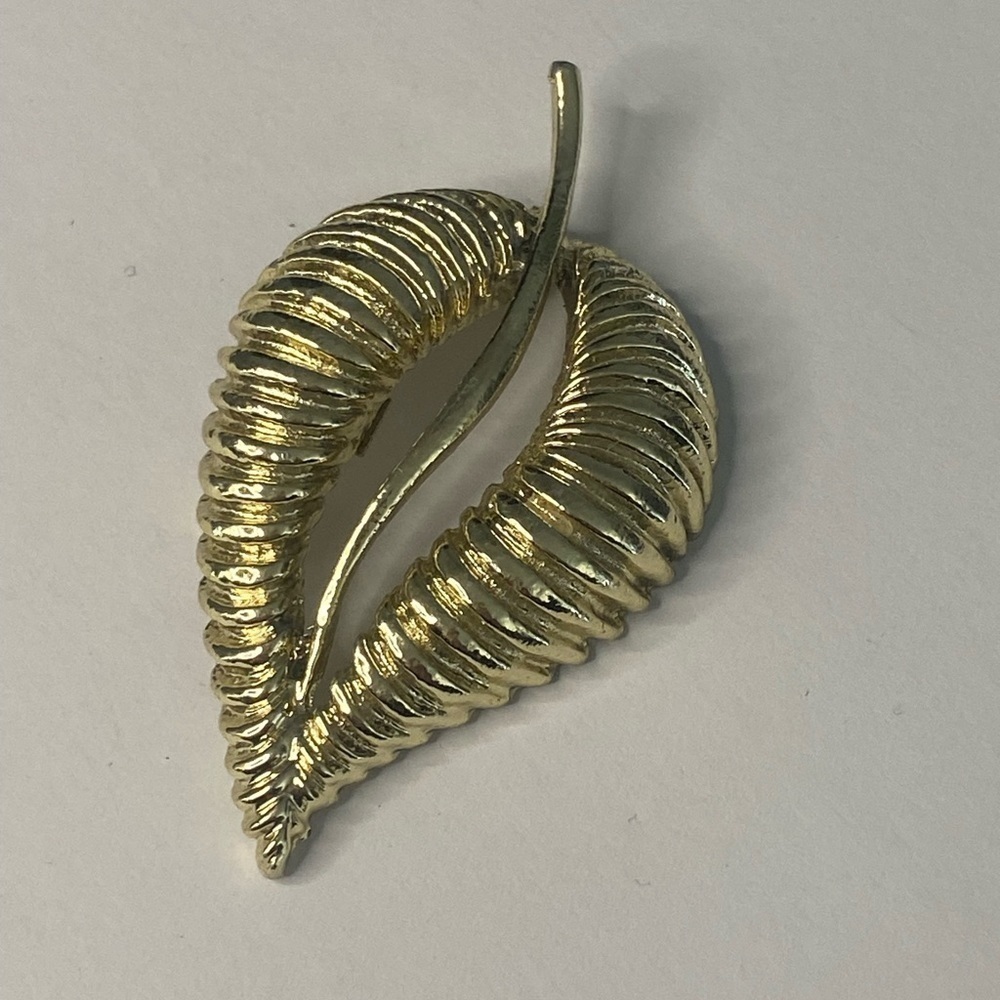 Vintage goldtone brooch leaf design
